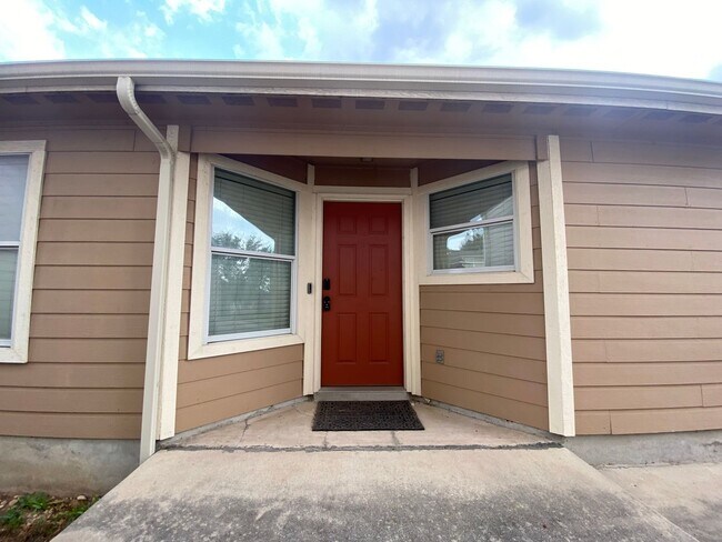 Building Photo - 3/2 Single Story ~ Conveniently located to...