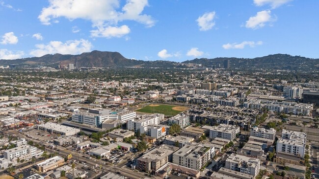 Foto del edificio - Amazing 2 Bed Condo in Noho!