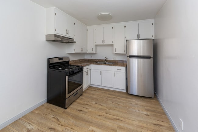 Building Photo - 807 W 50th Street