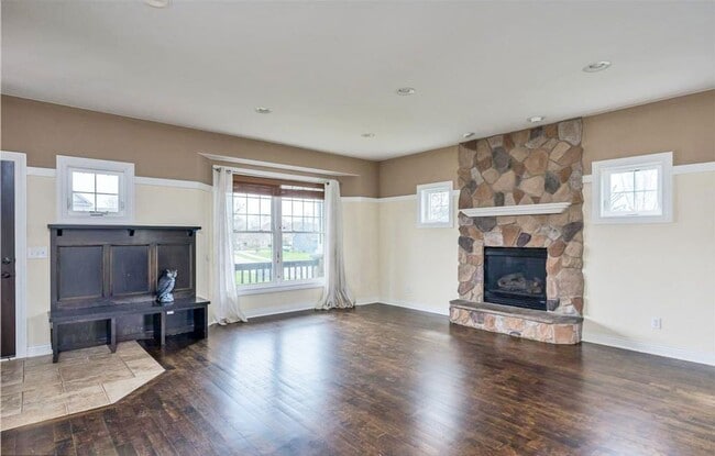 Foto del edificio - Jumbo-Sized 2-Story on Huge Corner Lot, Play Gym, 3-Car Garage, Bonus Room-Office, Pets OK!