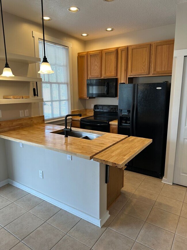 Foto del edificio - Amelia Island Awaits: Move-In-Ready One-Bedroom Oasis in Amelia Park, Fernandina Beach!