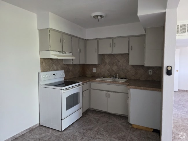Building Photo - 575 S Royal Crest Cir