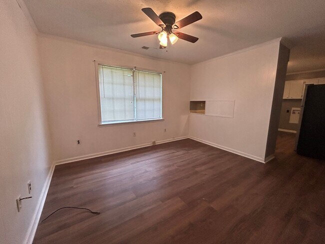 Building Photo - 307 Pinewood St