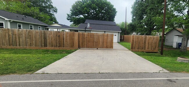 Building Photo - 200 Poinsetta Ln