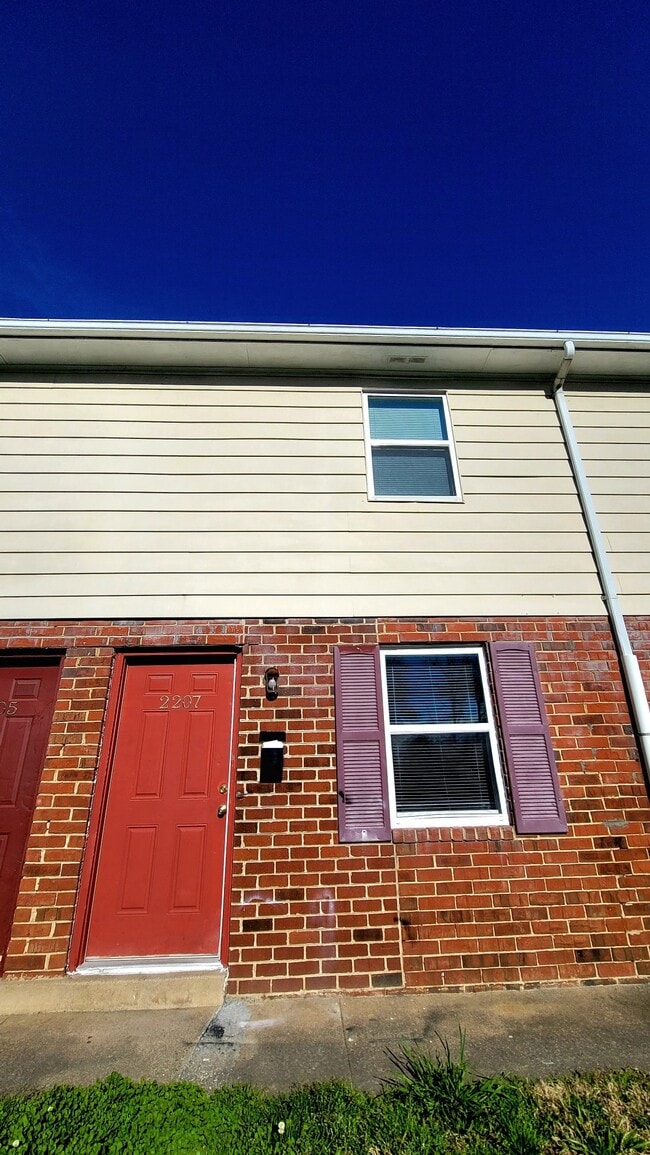 Building Photo - 2202 Williamsburg Rd