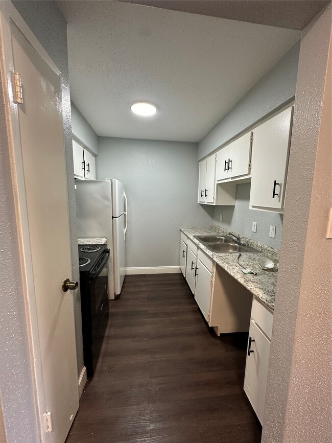 Building Photo - 5625 Antoine Dr