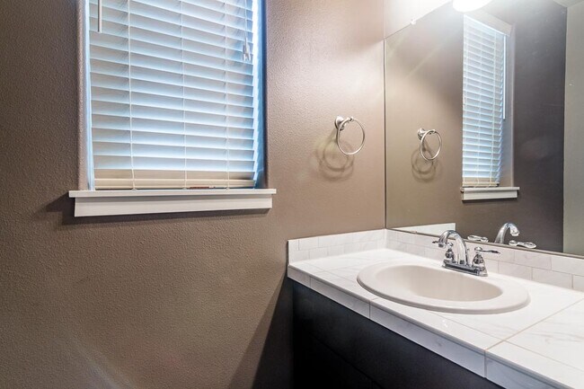 Medio baño - 1435 NE 82nd Dr