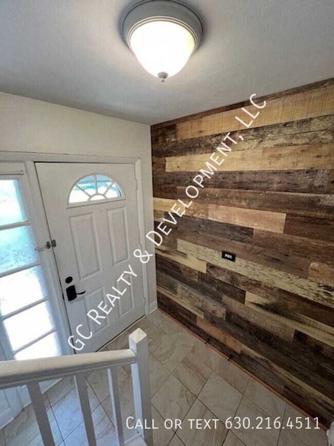 Building Photo - ***ELK GROVE VILLAGE / FULLY UPDATED / 3 B...
