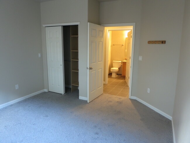 Building Photo - 2701 Midland Ave. Unit 614