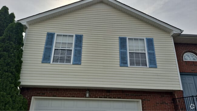 Building Photo - 3409 Summerfield Dr