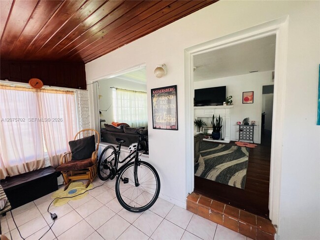 Foto del edificio - 3072 SW 16th St