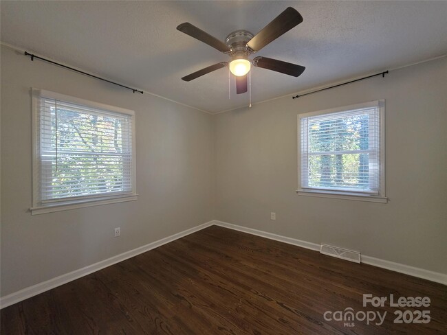 Building Photo - 305 Amber Ct SW