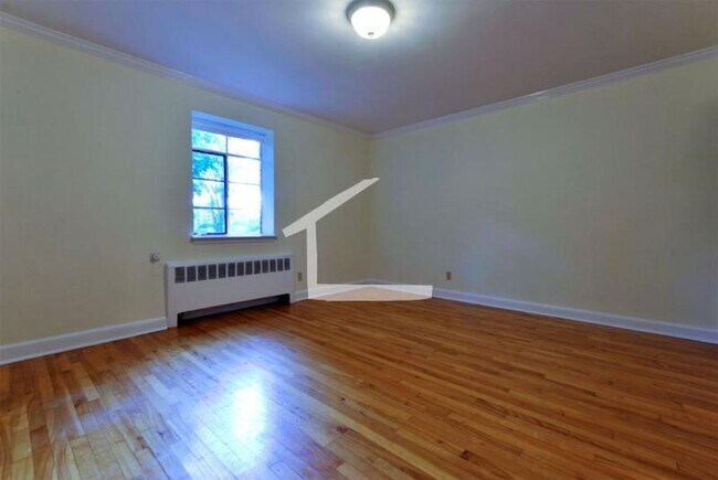Building Photo - No Brokers Fee, One Month rent-Free, Heat,...