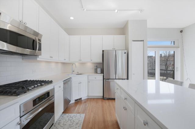 Building Photo - 4 bedroom in Chicago IL 60616