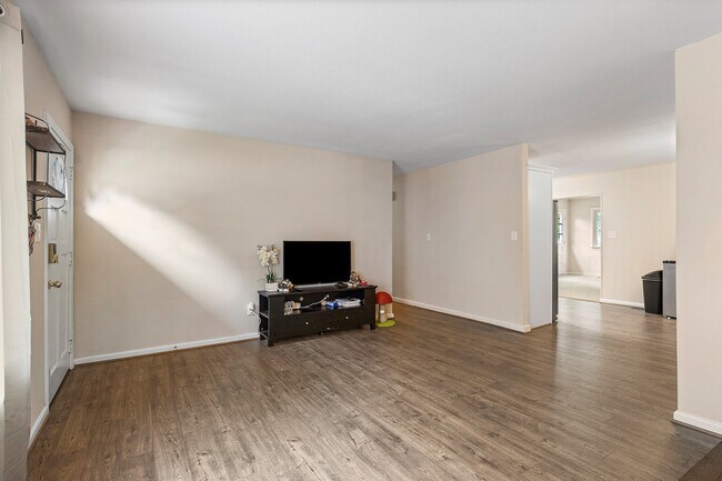 Building Photo - 222 Belray Dr