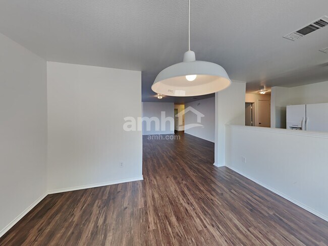 Building Photo - 545 Bent Oak Dr