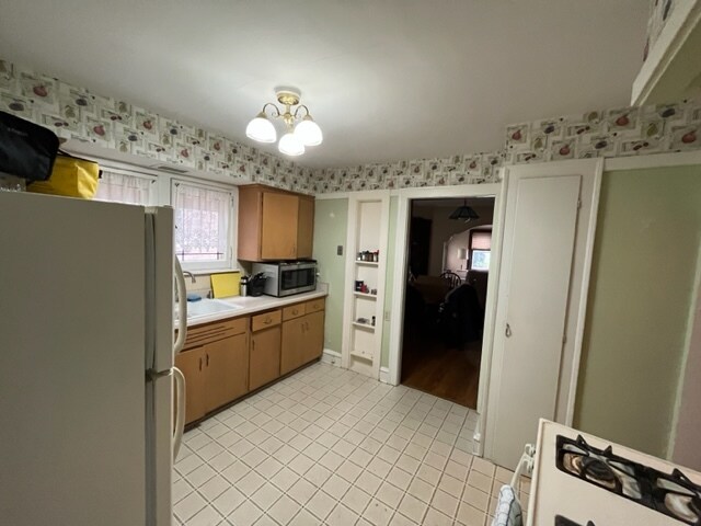 Kitchen - 1614 E Menlo Blvd