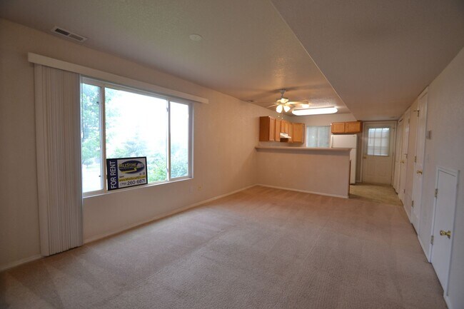Foto del edificio - 2 Bedroom End Unit Townhome in D20!