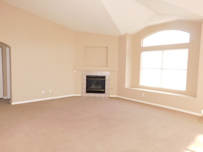 Building Photo - 2 Bed/2 Bath in Guard Gated Painted Desert