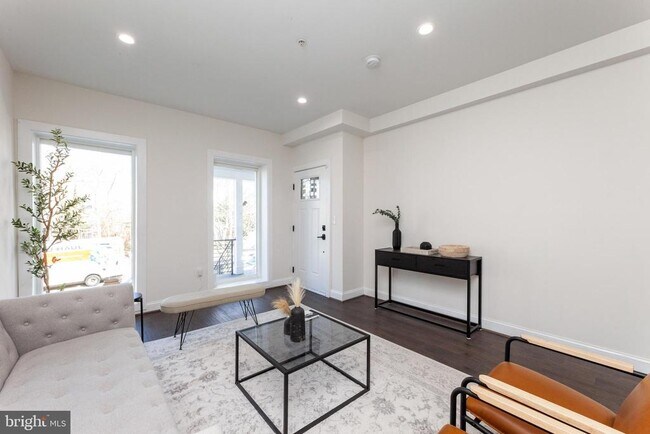 Foto del edificio - 734 Kenyon St NW