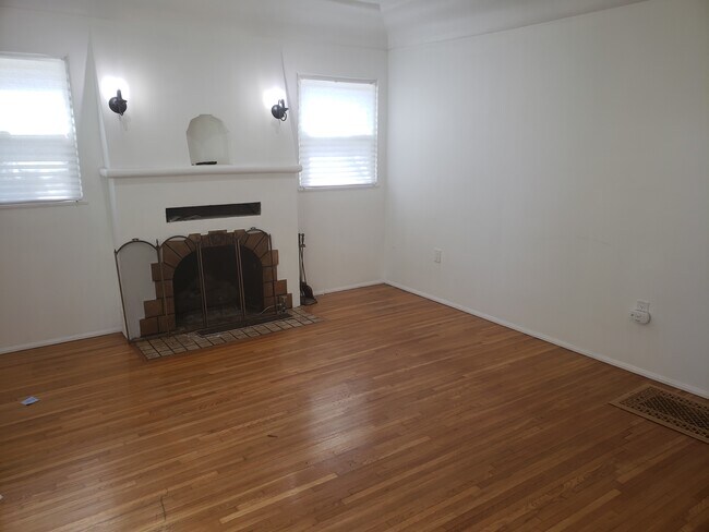 Building Photo - 1139 Rosewood Ave