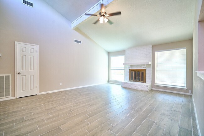 Foto del edificio - 7214 Westbranch Dr