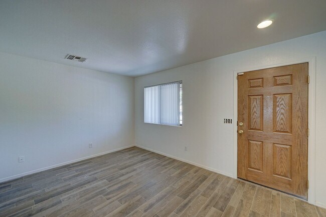 Foto del edificio - AVAILABLE NOW!!! Oversized Bedrooms in Johnson Ranch
