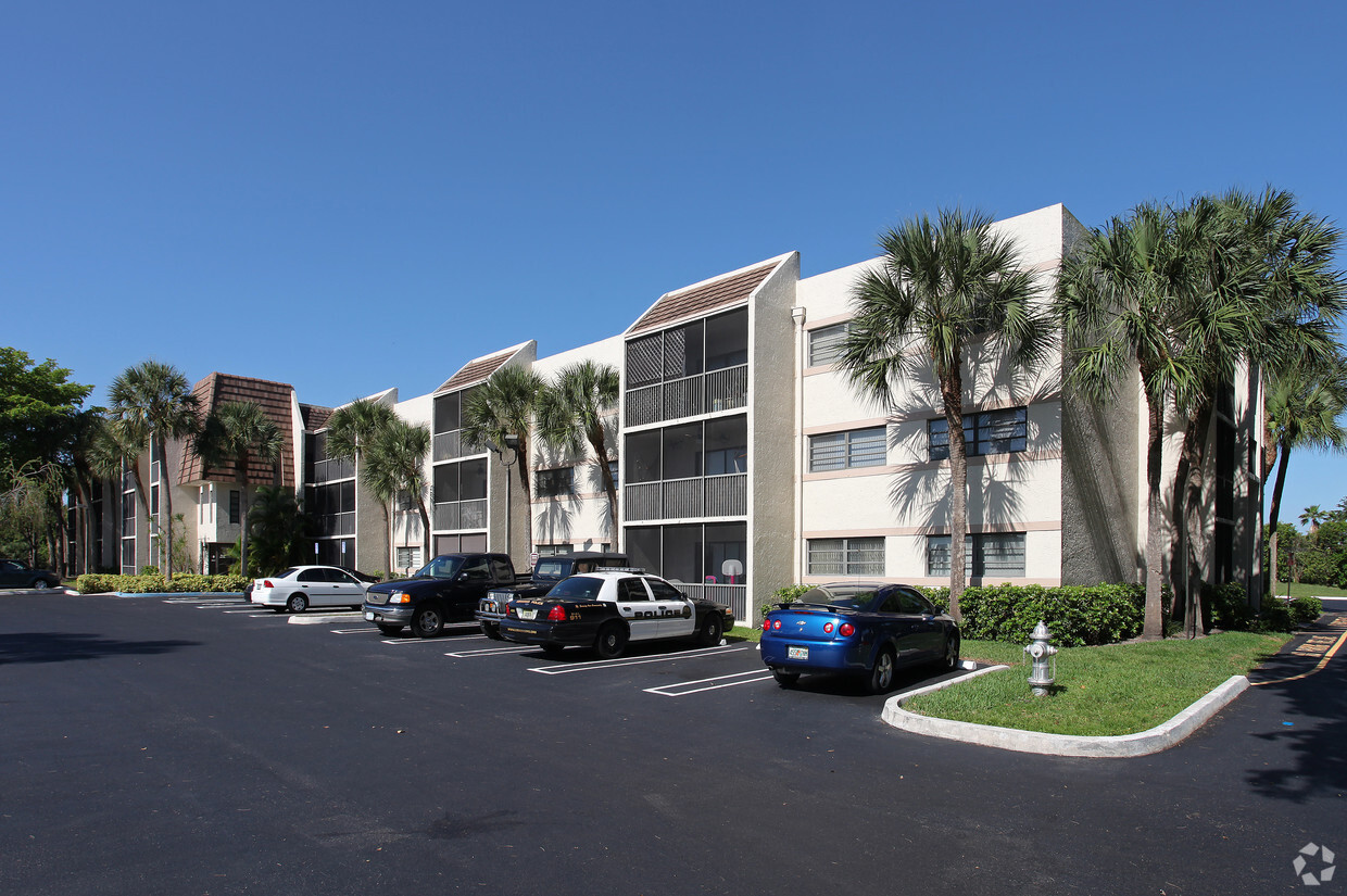 Primary Photo - Palm Crest Luxury Rental Apartments