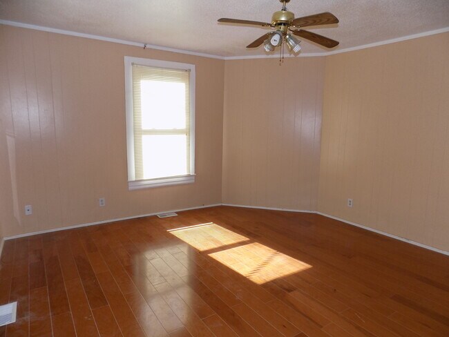 Building Photo - Available Soon to View! High Point Rental!
