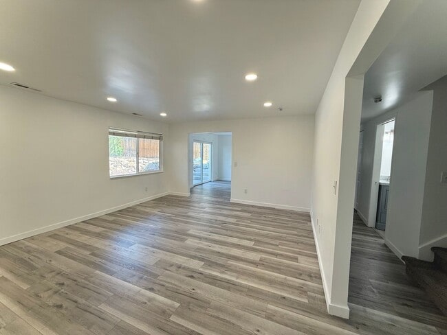 Building Photo - 3 Bedroom Home in Holladay Available August 1st