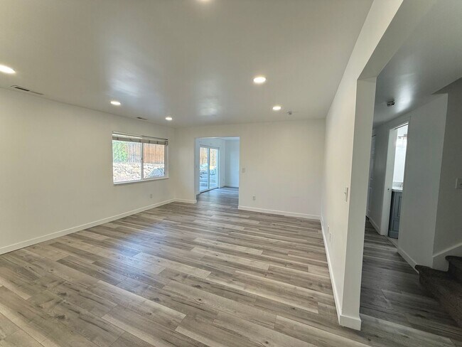 Foto del edificio - 3 Bedroom Home in Holladay Available August 1st