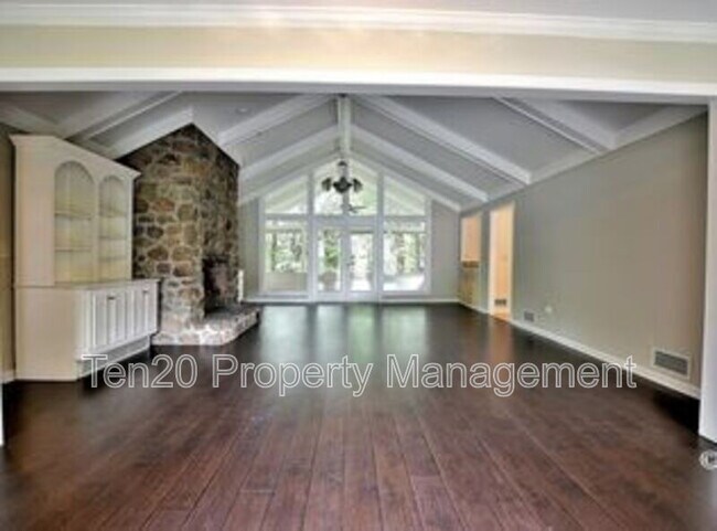 Building Photo - 4720 Shenandoah Ct