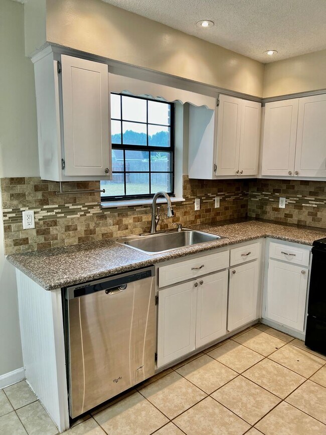 Foto del edificio - 3/2 LARGE fenced in yard!