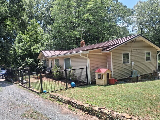 Building Photo - 254 Peaceful Hollow Rd