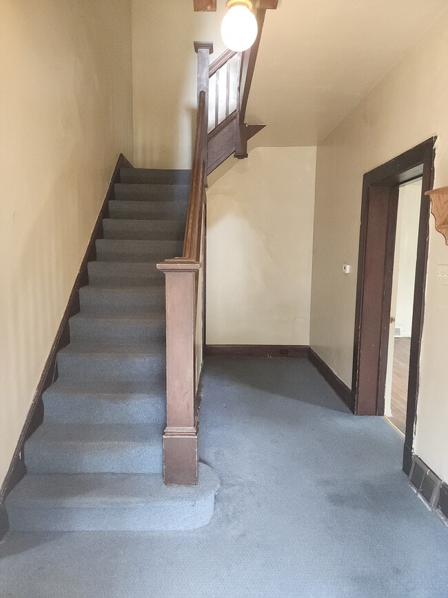 Vestíbulo de entrada y escaleras al segundo piso - 4349 Andover Ter