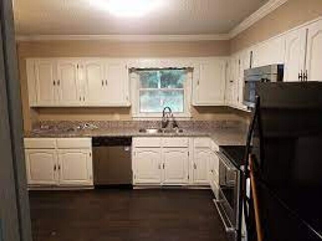 Building Photo - Large 4 bedroom 3 bathroom house in the he...