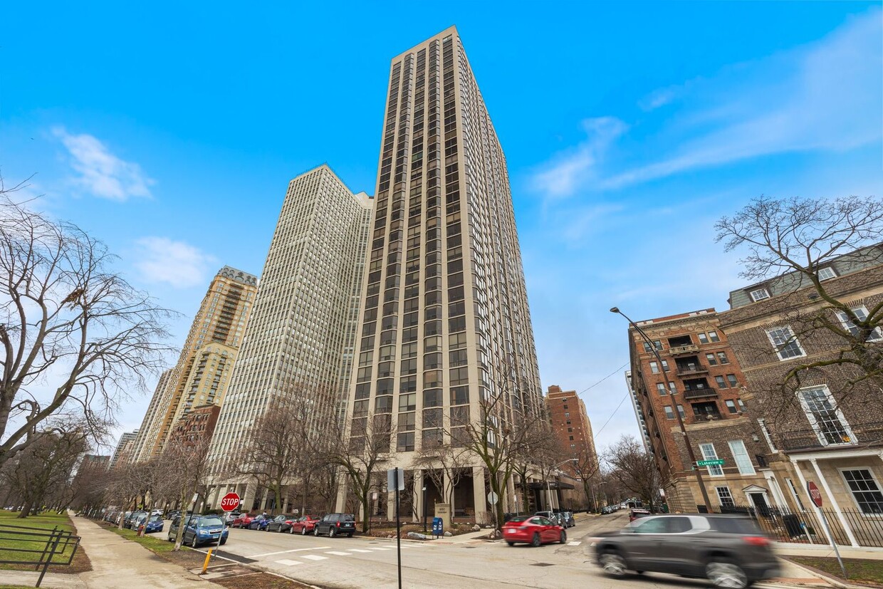 Primary Photo - 2650 N Lakeview Ave