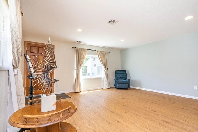 Building Photo - Centrally located one bedroom, one bath ho...