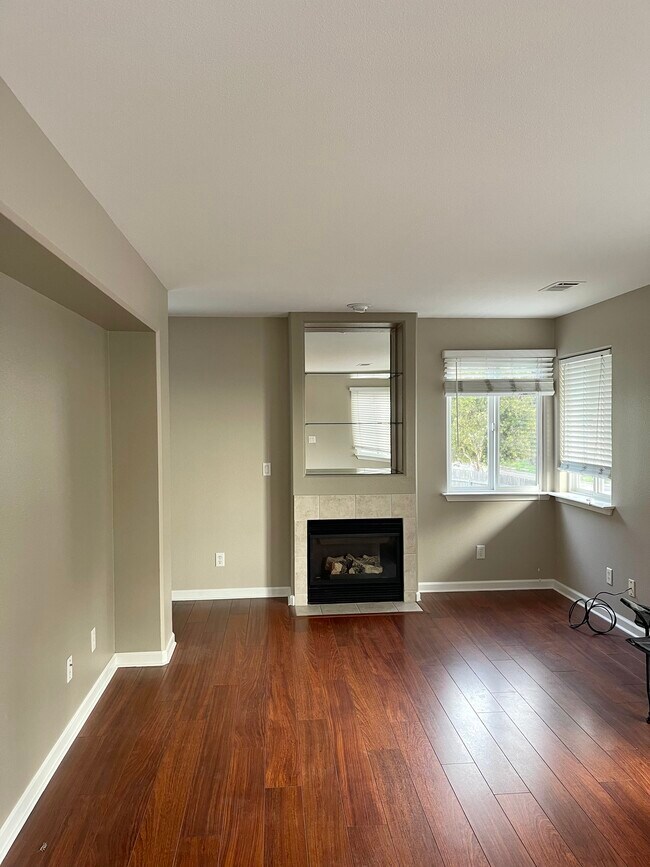 Family room - 1025 Maybelle Ct