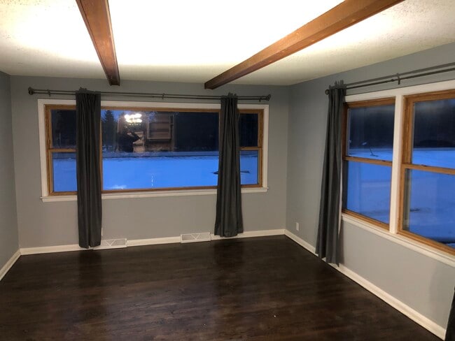 Large bay windows in living room - N136W14329 Bonniwell Rd