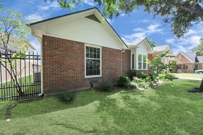 Foto del edificio - 6622 Park Ln