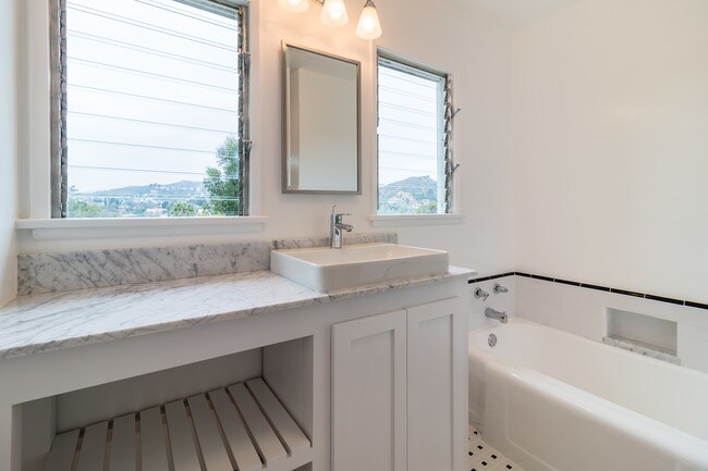 Building Photo - 2119 Alcyona Dr