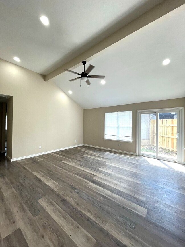 Foto del edificio - 3830 Candlestone Dr