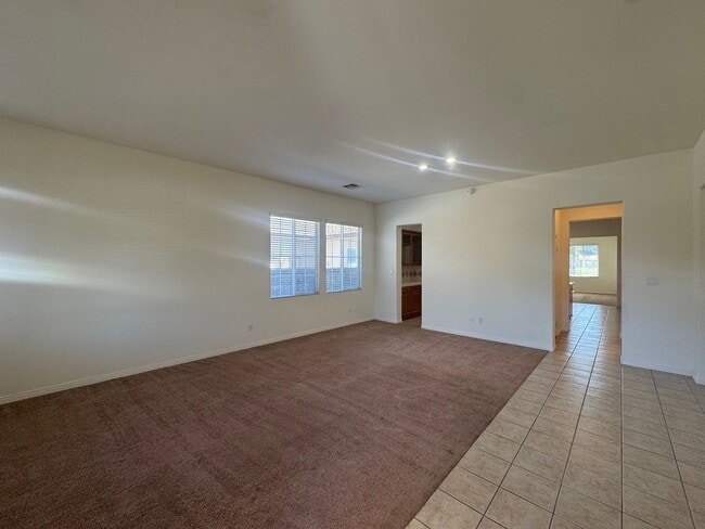 Building Photo - Beautiful home on the Golf Course in the Riverlakes Community!