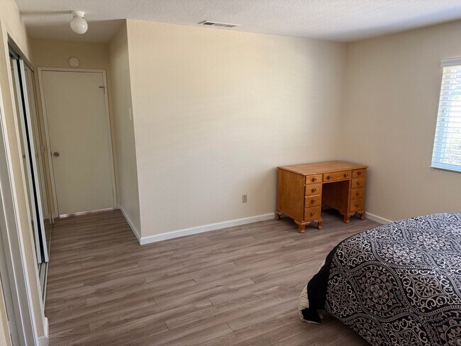 Building Photo - 1612 Carmel Cir E