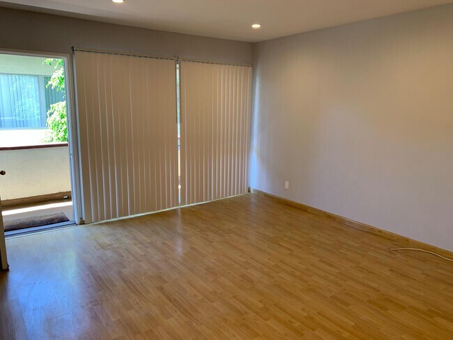 Building Photo - 337 S Rexford Dr