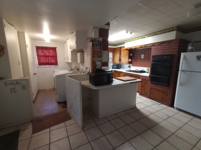 Building Photo - 871 E Franklin Ave