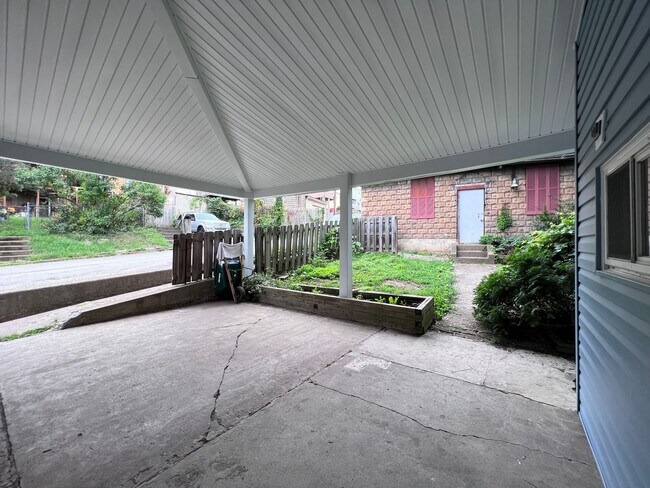 Building Photo - Now available 2BR house with garage