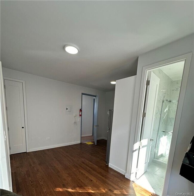 Foto del edificio - 659 E 243rd St