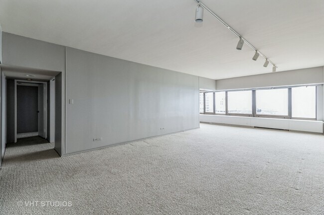 Building Photo - 175 E Delaware Pl